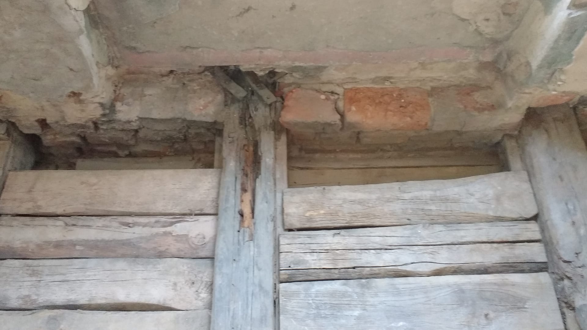 Uszkodzony legar podłogowy w stropie drewnianym